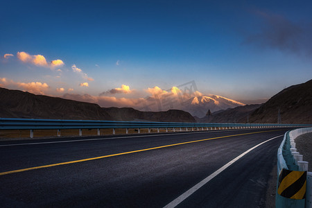 新疆喀什帕米尔高原雪山公路摄影图配图