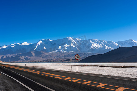 马路背景摄影照片_新疆喀什的高原公路和雪山摄影图配图