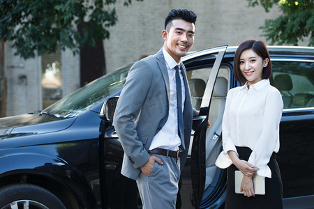 亚洲情侣摄影照片_青年情侣站在汽车旁边