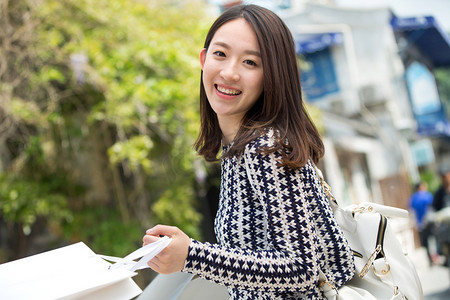 一个女生摄影照片_年轻女孩逛街