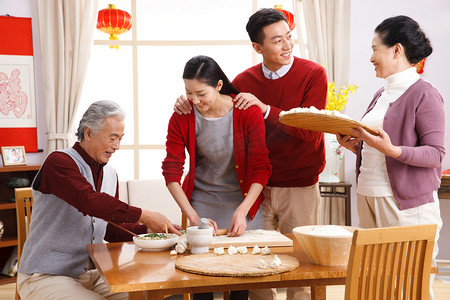 饺子图片摄影照片_快乐家庭过新年包饺子