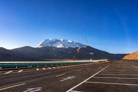 马路背景摄影照片_新疆喀什帕米尔高原公路和慕士塔格峰摄影图配图