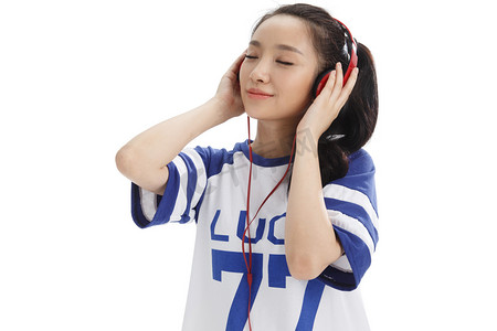 年轻女孩戴耳机听音乐