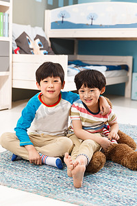 可爱男孩壁纸摄影照片_两个男孩坐在卧室的地毯上