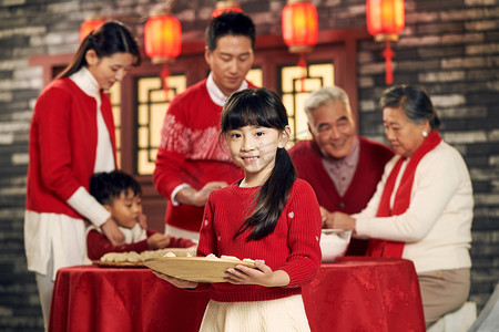 餐饮灯笼摄影照片_幸福家庭过年包饺子