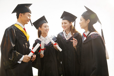 欧美教育摄影照片_大学生穿着学士服庆祝毕业