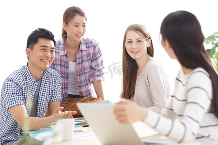 年轻女人摄影照片_年轻的大学生在学习