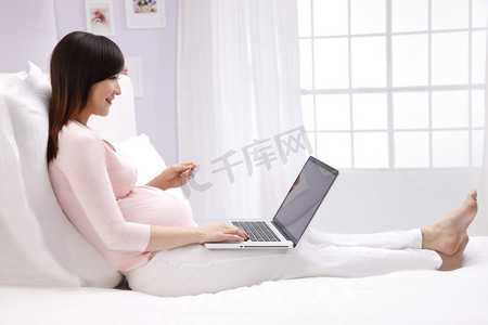 轻松投资摄影照片_孕妇使用笔记本电脑
