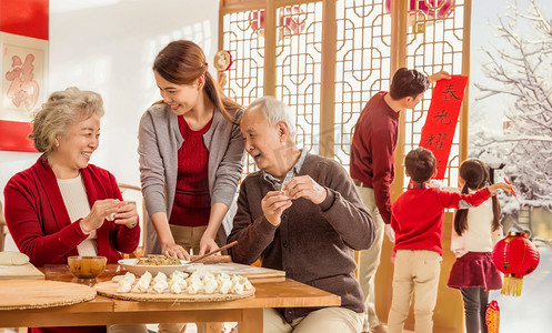 新年到摄影照片_幸福家庭过年包饺子