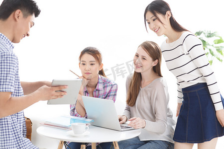 年轻的大学生在使用电脑