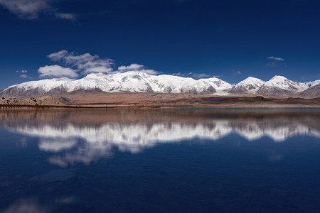 新疆喀什喀拉库勒湖和公格尔九别峰倒影摄影图配图