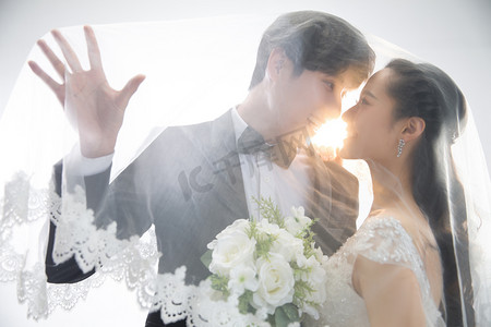 订婚背景摄影照片_浪漫的新郎和新娘