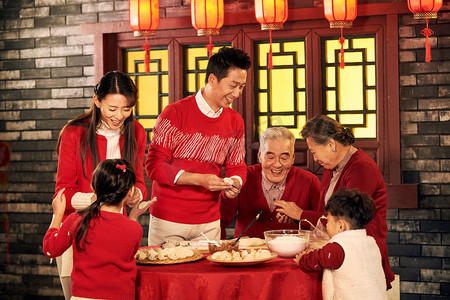 节日庆典摄影照片_幸福家庭过年包饺子