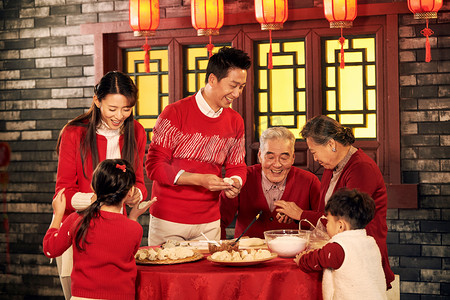 幸福家庭过年包饺子