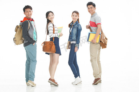 背着书包的学生摄影照片_年轻的大学生背着书包