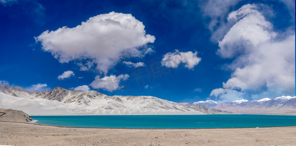 新疆克州蓝天下的白沙湖全景图摄影图配图