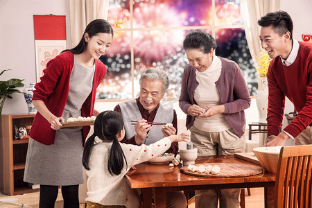 起居室摄影照片_快乐家庭过新年包饺子