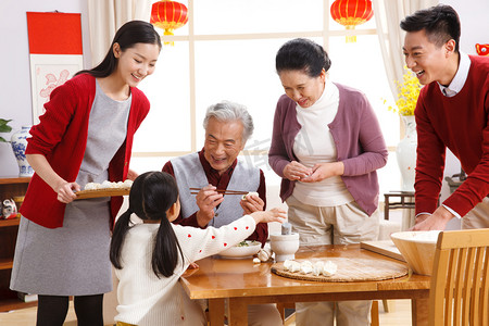 快乐家庭过新年包饺子