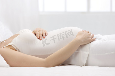 孕妇躺着床上