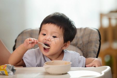 幼儿摄影照片_宝宝吃饭