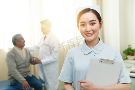 手绘微笑表情摄影照片_医务工作者和患者在病房里人物