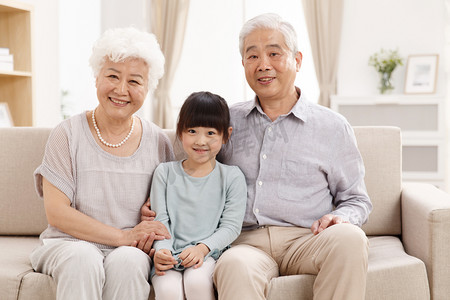 孙女陪着祖父母在客厅