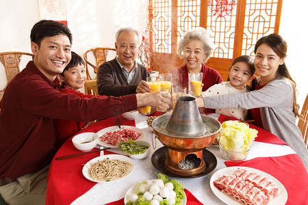 新年元素摄影照片_幸福家庭过年吃团圆饭