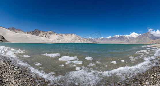 新疆克州白沙湖的水面碎冰摄影图配图