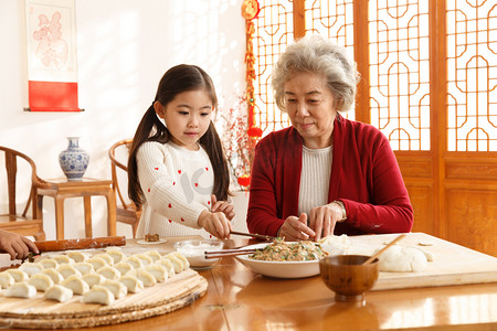 饺子图片摄影照片_幸福家庭过年包饺子