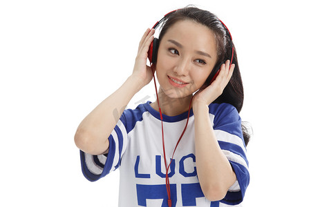 时尚音乐音乐摄影照片_年轻女孩戴耳机听音乐