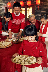 幸福家庭过年包饺子