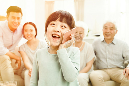 东方女人摄影照片_幸福家庭生活