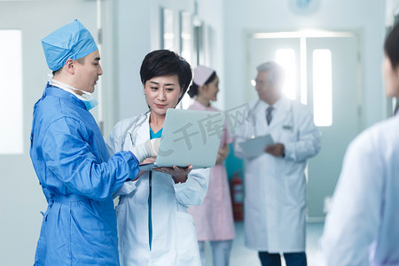 医务工作者在医院的走廊