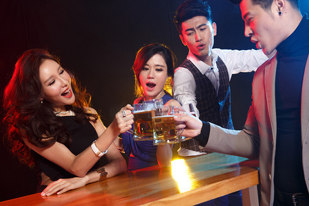 女人酒摄影照片_青年男女在酒吧喝酒