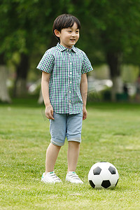 小男孩踢足球
