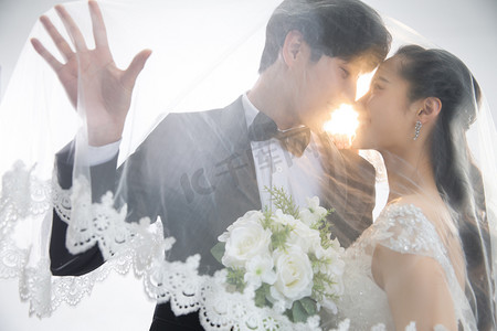 喜庆背景摄影照片_浪漫的新郎和新娘