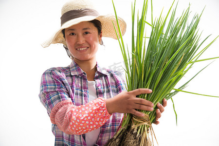 中年女人拿着一捆小葱