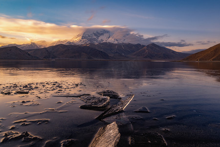 新疆喀什喀拉库勒湖和慕士塔格峰摄影图配图
