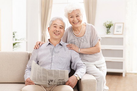 手绘微笑表情摄影照片_幸福的老年夫妇在客厅