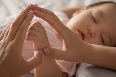 婴儿手势摄影照片_妈妈和宝宝的手