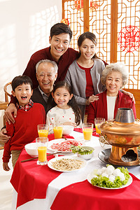 阖家团圆元素摄影照片_幸福家庭过年吃团圆饭