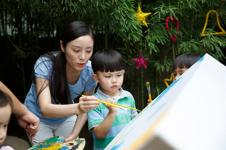 幼儿园的师生在做手工