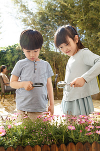 两个儿童在庭院里玩耍