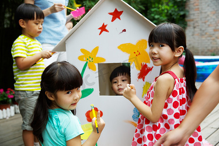 幼儿园摄影照片_幼儿园的师生在做手工