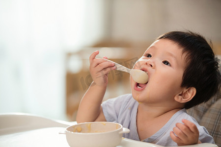 幼儿园升旗摄影照片_宝宝吃饭