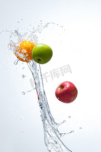 形状素材摄影照片_水中的水果