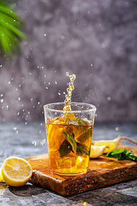 饮品夏季柠檬茶木桌摆放摄影图配图