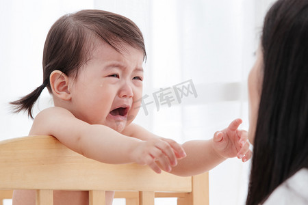 婴儿宝宝摄影照片_宝宝哭着找妈妈