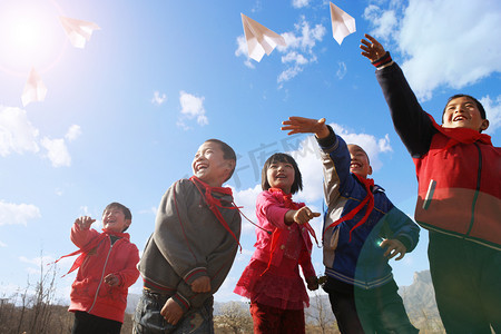 可爱风景摄影照片_乡村小学生放纸飞机