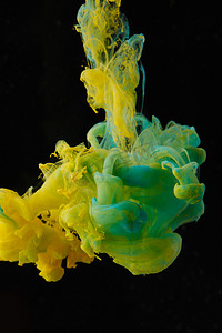 溶解摄影照片_绿色和黄色墨水在水中